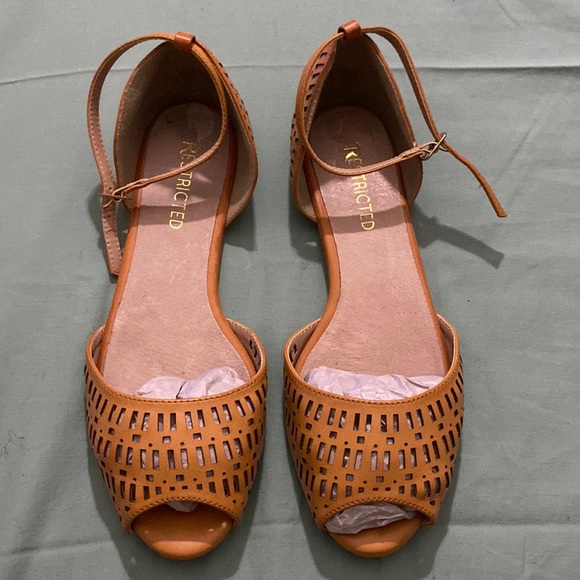 Restricted flat leather sandals in good condition - Picture 1 of 6